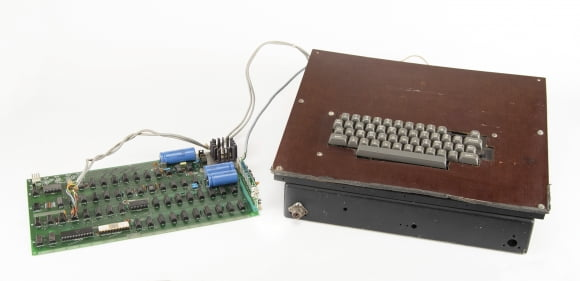 애플이 처음 만들었던 개인용 컴퓨터