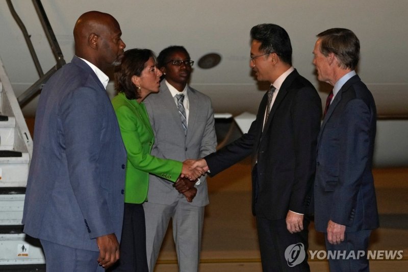 중국 베이징에 도착한 지나 러몬도 미국 상무장관(왼쪽 두 번째). 사진=로이터 연합뉴스