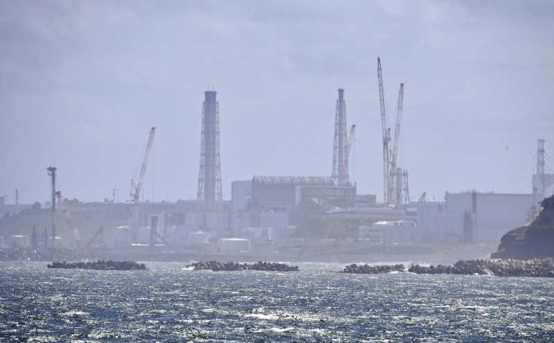 24일 후쿠시마현 나미에마치에서 보이는 후쿠시마 제1 원자력발전소의 모습. AP뉴시스