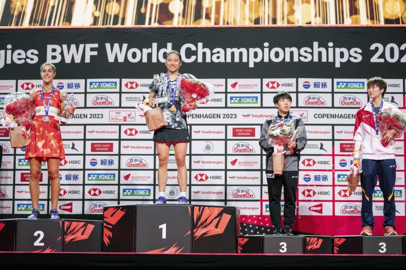 [코펜하겐=AP/뉴시스] 안세영(1위, 왼쪽 두 번째)이 27일(현지시각) 덴마크 코펜하겐의 로열 아레나에서 열린 2023 세계배드민턴연맹(BWF) 세계배드민턴선수권대회 여자 단식 정상에 올라 금메달을 목에 걸고 기념 촬영을 하고 있다. 안세영은 결승에서 카롤리나 마린(6위·스페인)을 2-0(21-12 21-10)으로 완파하고 한국 배드민턴 단식 최초로 세계선수권대회 정상에 올랐다. 2023.08.28.