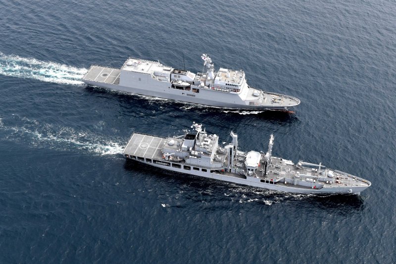 해군 '2022 순항훈련전단'의 훈련함 '한산도함'(위)과 군수지원함 '대청함;'. 사진=해군 제공