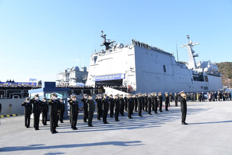2022 해군 순항훈련전단 소속 장병과 해군사관생도들. 사진=해군 작전사 제공