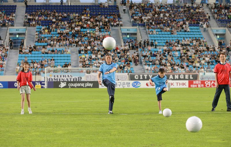 황병우 대구은행장이 26일 DGB대구은행파크에서 열린 축구행사에서 시축을 하고 있다. DGB대구은행제공