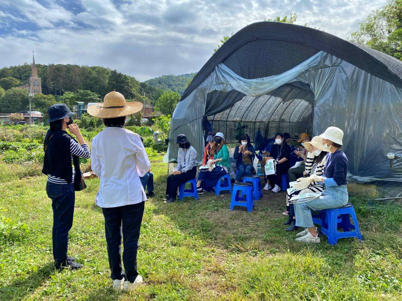 롯데백화점 문화센터 가을학기 산지투어에 참여하고있는 수강생들