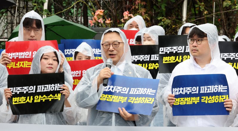 김영훈 대한변호사협회 회장이 28일 서울 서초구 법원 삼거리 부근에서 열린 검찰의 로펌 압수수색 및 법원의 영장발부 규탄 집회에서 발언하고 있다. /사진=뉴스1