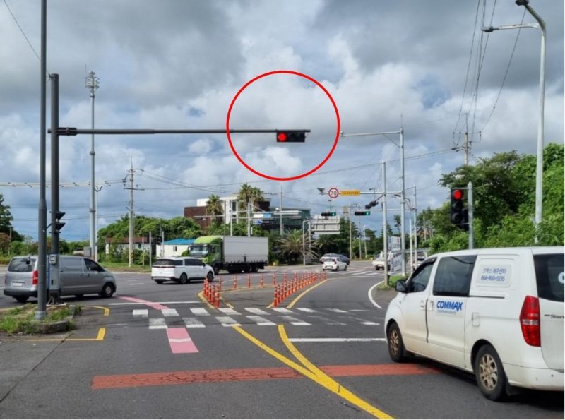 제주시 평화로 무수천교차로 샛길에 설치된 교통신호기. 오영훈 후보는 무수천 사거리~동광IC 구간 확장과 입체교차로 조성을 통해 서부권 접근성과 물류 흐름을 함께 개선하겠다는 구상을 제시했다. /사진=제주특별자치도 자치경찰단 제공