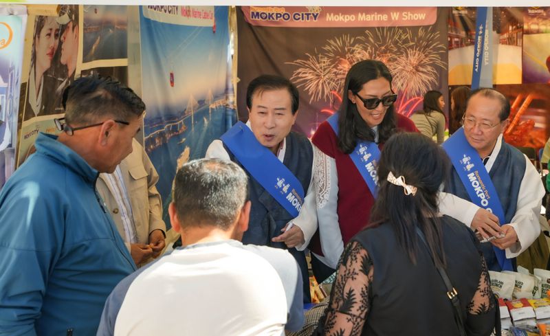 박홍률 목포시장(사진 한가운데) 과 관계 공무원들이 지난 25~27일 몽골의 수도 울란바토르에서 열린 '2023 한국주간' 행사에 참가해 '대한민국 관광거점도시 목포, 미식관광도시 목포'를 널리 알리고 있다. 목포시 제공