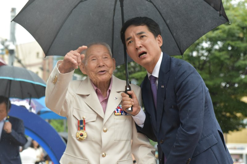 박민식 국가보훈부 장관(오른쪽)이 8월 28일 전남 순천역 광장에서 한국전쟁(6·25전쟁) 당시 학도병으로 참전했던 고병현 옹과 대화를 나누고 있다. 사진=뉴스1