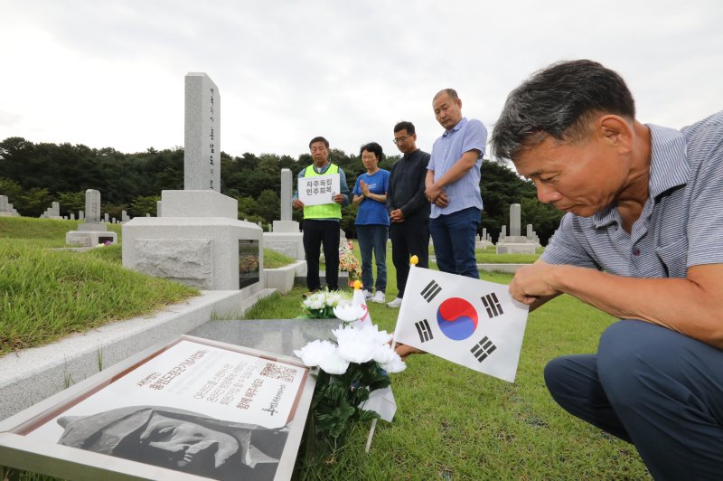 정부가 육군사관학교 교내뿐 아니라 국방부 청사 앞에 설치된 고(故) 홍범도 장군 흉상에 대해 이전을 검토 중인 것으로 알려진 가운데 28일 대전 유성구 국립대전현충원 애국지사묘역에서 시민단체 회원들이 홍범도 장군 묘역을 참배하고 있다. 2023.8.28/뉴스1 ⓒ News1 김기태 기자