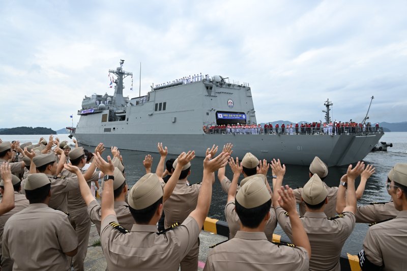 지난해 8월 28일 진해군항에서 제78기 사관생도들과 한산도함 장병들이 사관생도들의 환송을 받으며 출항하고 있다.<div id='ad_body3' class='mbad_bottom' ></div> 사진=해군 제공