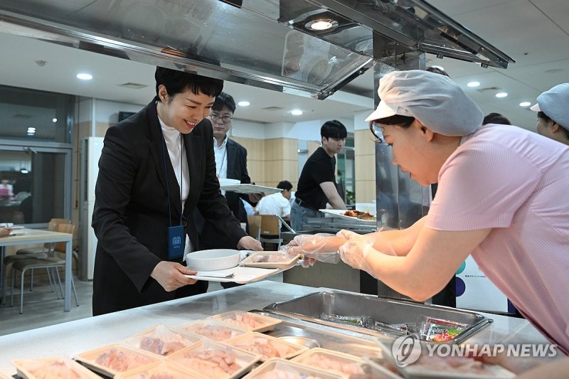 우리 수산물 메뉴가 제공된 대통령실 구내식당 / 연합뉴스