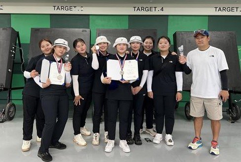 [창원=뉴시스] 제26회 회장기 한국대학연맹 양궁대회에서 단체전 준우승, 개인전 은메달 및 동메달을 차지한 창원대학교 양궁부가 기념촬영하고 있다. (사진=창원대 제공) 2023.08.28. photo@newsis.com