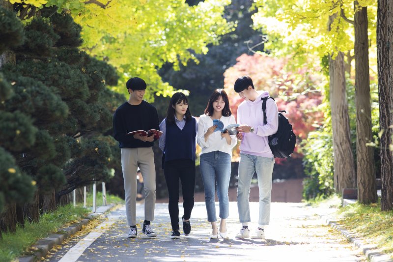 배재대 학생들이 캠퍼스를 걷고 있다.(배재대 제공)/뉴스1