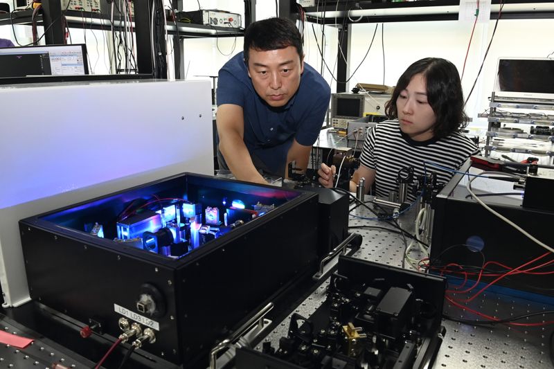 블루타일랩 연구진이 반도체 발광소자 기반 펨토초 레이저 장비를 살펴보고 있다. ETRI 제공
