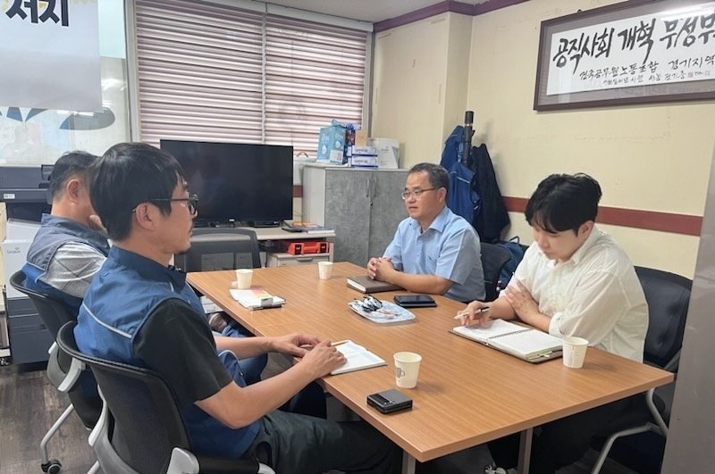 전공노 경기지역본부를 방문, 국회의원선거 인력지원에 이해와 협조를 당부하는 김이수 위원장(사진 오른쪽에서 두 번째) 일행