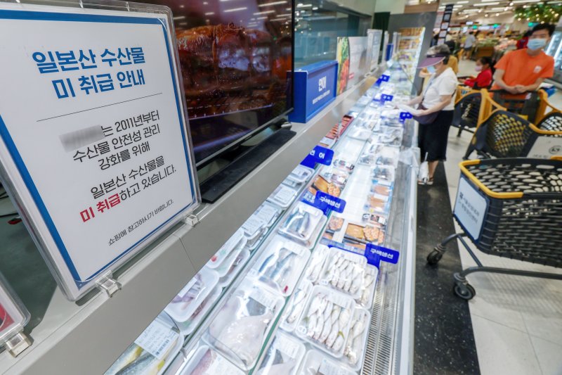 백화점, 대형마트 등 국내 유통업계가 일본 후쿠시마 원전 처리수 방류로 인한 수산물 소비 위축을 최소화하기 위해 매일 방사능 수치를 검사해 공개하는 등 대책마련에 나섰다. 28일 서울시내 한 대형마트에 일본산 수산물을 판매하지 않는다는 내용의 안내문이 붙어있다. 뉴스1