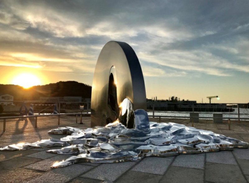 '다시(Again)…'를 주제로 일본 가가와현 소도섬 도노쇼코 항구에 설치된 김경민 조각가의 작품 김경민 작가 제공