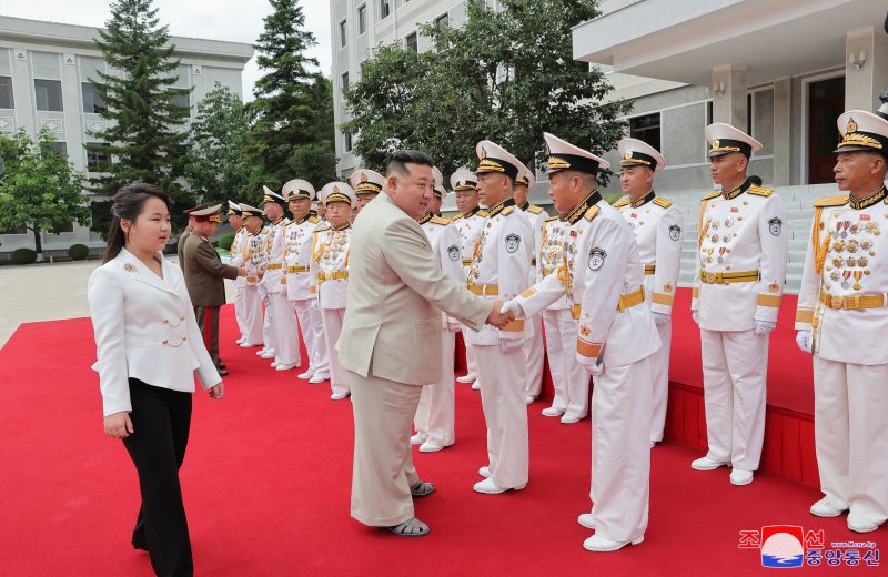 김정은 북한 국무위원장이 딸 주애와 함께 지난 27일 북한의 해군절(8.28일)을 맞아 해군사령부를 방문해 장병들을 격려했다고 조선중앙통신이 29일 보도했다. 김 위원장과 김주애의 동행이 북한 매체에 보도된 것은 지난 5월 16일 정찰위성 발사준비위원회 현지 지도 이후 100여일 만이다. 사진=조선중앙통신 캡처