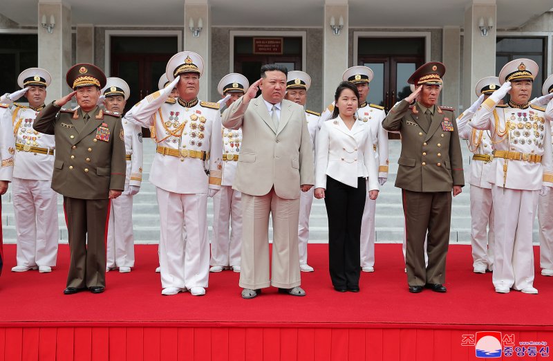 김정은 북한 국무위원장이 딸 주애와 함께 지난 27일 북한의 해군절(8.28일)을 맞아 해군사령부를 방문해 장병들을 격려했다고 조선중앙통신이 29일 보도했다. 김 위원장과 김주애의 동행이 북한 매체에 보도된 것은 지난 5월 16일 정찰위성 발사준비위원회 현지 지도 이후 100여일 만이다. 사진=조선중앙통신 캡처