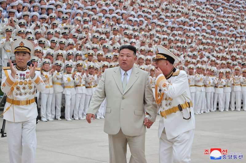 김정은 북한 국무위원장이 딸 주애와 함께 지난 27일 북한의 해군절(8.28일)을 맞아 해군사령부를 방문해 장병들을 격려했다고 조선중앙통신이 29일 보도했다. 김 위원장과 김주애의 동행이 북한 매체에 보도된 것은 지난 5월 16일 정찰위성 발사준비위원회 현지 지도 이후 100여일 만이다. 사진=조선중앙통신 캡처