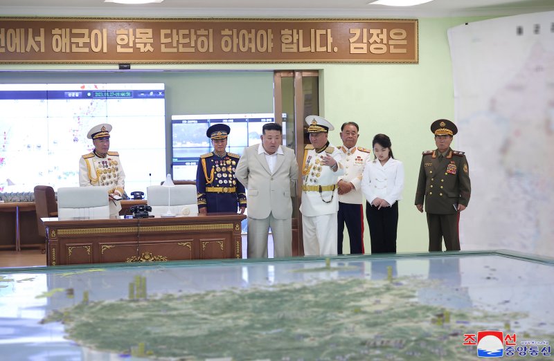 김정은 북한 국무위원장이 딸 주애와 함께 지난 27일 북한의 해군절(8.28일)을 맞아 해군사령부를 방문해 장병들을 격려했다고 조선중앙통신이 29일 보도했다. 김 위원장과 김주애의 동행이 북한 매체에 보도된 것은 지난 5월 16일 정찰위성 발사준비위원회 현지 지도 이후 100여일 만이다. 사진=조선중앙통신 캡처