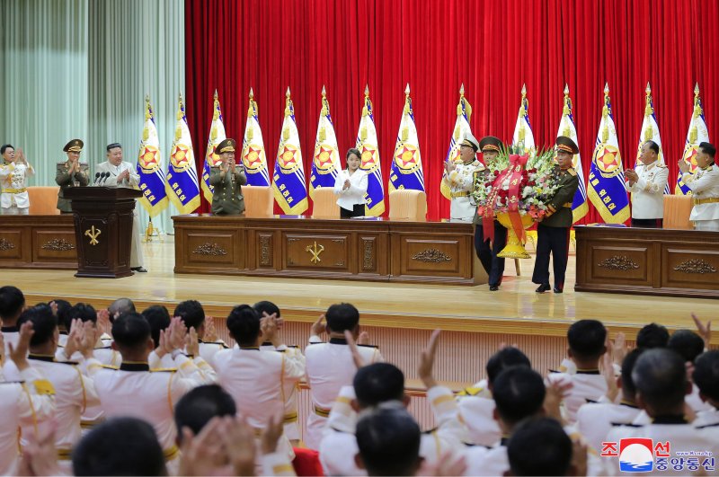 김정은 북한 국무위원장이 딸 주애와 함께 지난 27일 북한의 해군절(8.28일)을 맞아 해군사령부를 방문해 장병들을 격려했다고 조선중앙통신이 29일 보도했다. 김 위원장과 김주애의 동행이 북한 매체에 보도된 것은 지난 5월 16일 정찰위성 발사준비위원회 현지 지도 이후 100여일 만이다. 사진은 김 위원장이 해군장병들에게 보낸 축하 꽃바구니를 전달하고 있는 모습. 사진=조선중앙통신 캡처