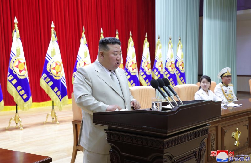 김정은 북한 국무위원장이 딸 주애와 함께 지난 27일 북한의 해군절(8.28일)을 맞아 해군사령부를 방문해 장병들을 격려했다고 조선중앙통신이 29일 보도했다. 김 위원장과 김주애의 동행이 북한 매체에 보도된 것은 지난 5월 16일 정찰위성 발사준비위원회 현지 지도 이후 100여일 만이다. 사진은 김 위원장이 해군장병들 앞에서 축하연설을 하고 있는 모습. 사진=조선중앙통신 캡처