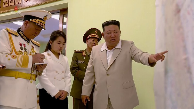 김정은 북한 국무위원장이 딸 주애와 함께 지난 27일 북한 해군절(8.28)을 맞아 해군사령부를 방문해 장병들을 축하 격려했다고 조선중앙TV가 29일 보도했다. 사진은 김 위원장이 해군사령부 작전지휘소를 방문한 모습으로 모자이크 처리된 한반도 지도를 손으로 가리키고 있다. 사진=조선중앙TV 캡처