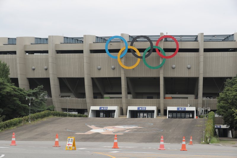 [서울=뉴시스] 김금보 기자 = 2036년 하계올림픽 유치를 위한 서울 올림픽주경기장 리모델링 공사가 내달 시작 된다. 사진은 27일 서울 송파구 잠실종합운동장 올림픽주경기장. 2023.08.27. kgb@newsis.com