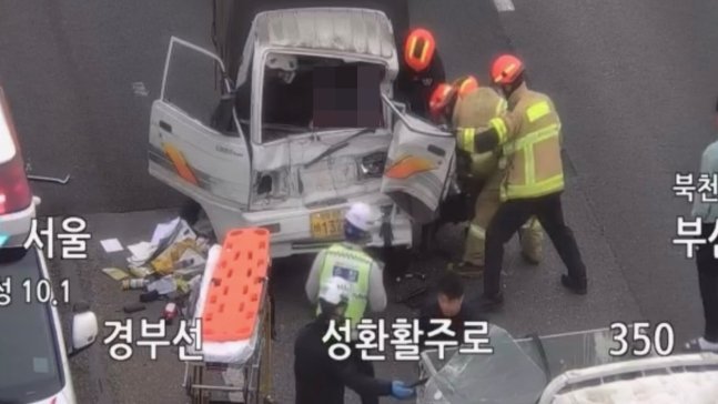 지난 3월 24일 충남 천안시 경부고속도로 서울 방향 북천안 IC에서 1명이 사망하고 2명이 부상을 입은 추돌 사고가 발생했다. 사진=천안서북소방서 제공