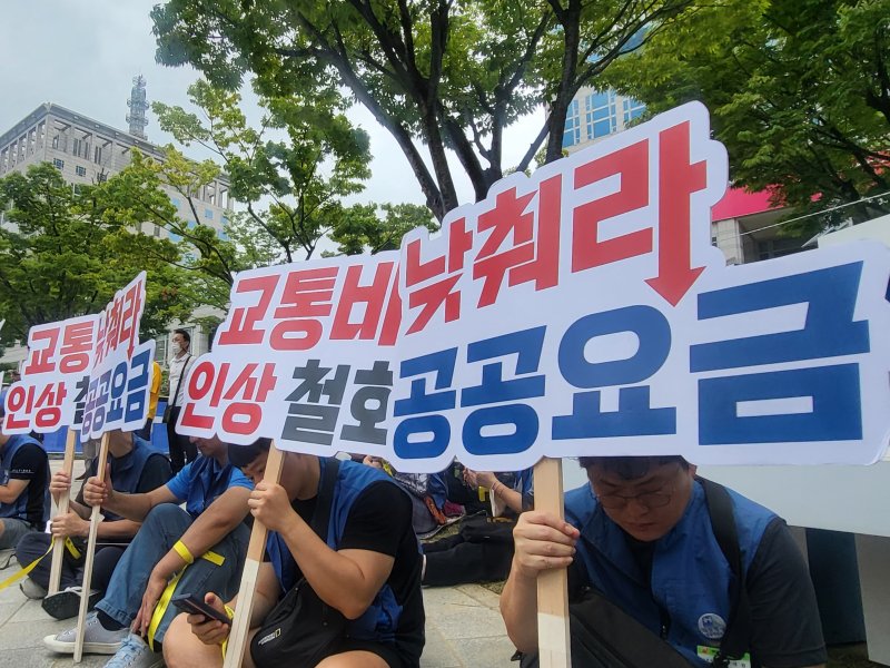 [부산=뉴시스] 김민지 기자 = 29일 오전 부산 연제구 부산시청 앞 광장에서 민주노총 부산본부 조합원들은 결의대회를 열고 공공요금 인하와 생활임금 인상을 촉구하고 있다. 2023.08.29. mingya@newsis.com