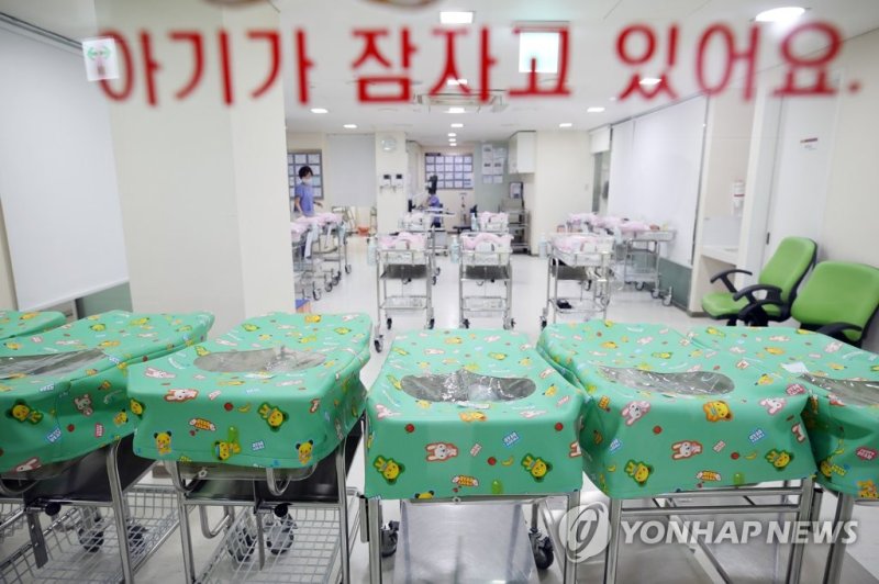 작년 합계출산율 '역대 최저' 0.78명 작년 합계출산율 '역대 최저' 0.78명 (서울=연합뉴스) 여성 1명이 평생 낳을 것으로 예상되는 평균 출생아 수인 합계출산율이 0.7명대로 떨어졌다. 경제협력개발기구(OECD) 회원국 중 꼴찌이자 평균의 절반에도 못 미치는 수준이다. 정부는 16년간 약 280조원의 저출생 대응 예산을 쏟아부었지만, 출생아 수는 20년 전의 반 토막인 25만명 수준으로 곤두박질했다. 사진은 2019년 서울의 한 대형병원 신생아실. 2023.2.22 [연합뉴스 자료사진] photo@yna.co.kr (끝)