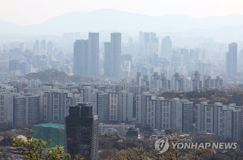 서울 시내 아파트 2030세대 아파트 매입 증가 (서울=연합뉴스) 이지은 기자 = 최근 감소 추세를 보이던 20·30세대의 아파트 매입이 다시 늘고 있다. 특례보금자리론 신설과 생애최초 주택구입자 등 실수요층을 위한 대출 기준이 완화되면서 급매물 매수에 나선 것으로 보인다. 2일 한국부동산원의 매입자 연령대별 주택거래현황을 분석한 결과 지난 2월 20대 이하와 30대의 전국 아파트 매입 비중은 31.96%로 30%를 넘어섰다. 사진은 이날 서울 남산에서 바라본 아파트 일대. 2023.4.2 jieunlee@yna.co.kr (끝)