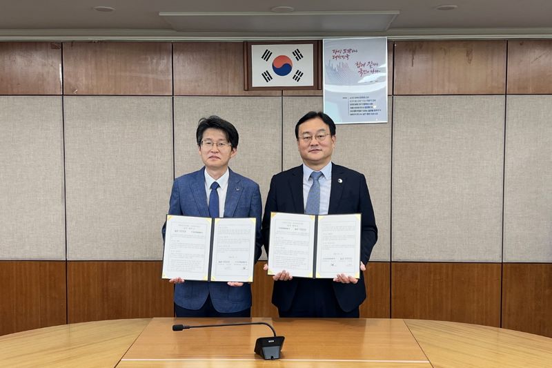 29일 서울 구로구 한국산업기술시험원 서울 분원에서 진행된 '환경 분야 기술역량 강화를 위한 업무협약식'에서 임성균 코오롱글로벌 지속강능경영실장(오른쪽)과 고영환 한국산업기술시험원 환경기술본부장이 기념촬영을 하고 있다. 코오롱글로벌 제공