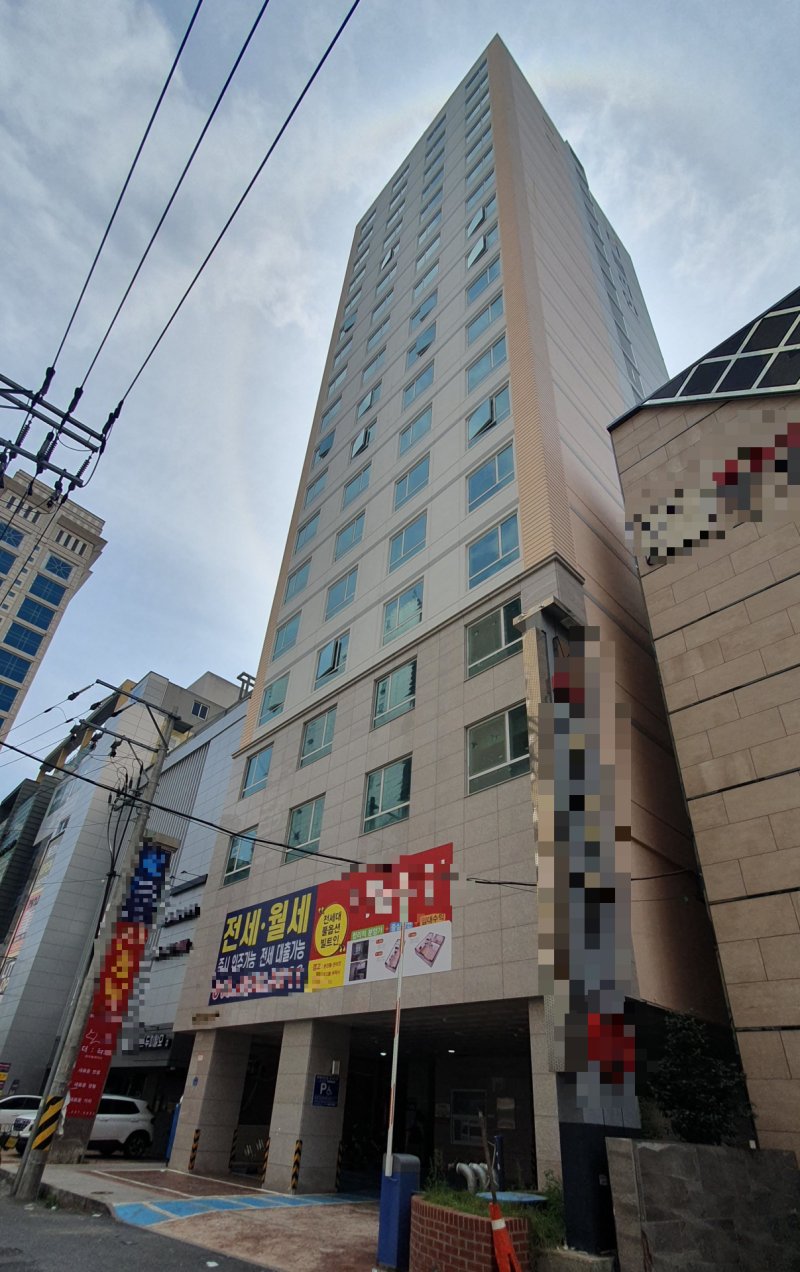 울산시 남구 삼산동에 위치한 D 오피스텔. 지난 25일 해당 오피스텔의 58세대에 대한 강제경매 신청이 이뤄졌다. 2023.8.27/뉴스1 ⓒ News1 임수정 기자