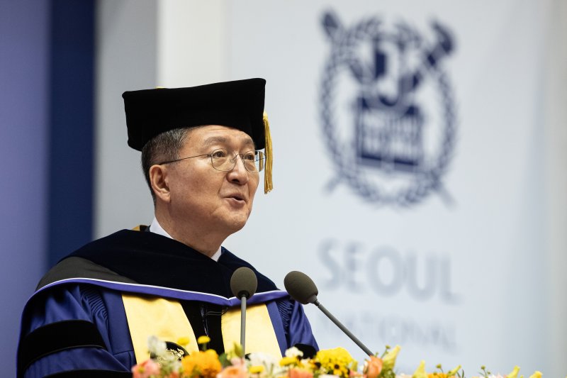 유홍림 서울대학교 총장이 29일 서울 관악구 서울대학교에서 열린 제77회 후기 학위수여식에서 축사를 하고 있다. 2023.8.29/뉴스1 ⓒ News1 유승관 기자