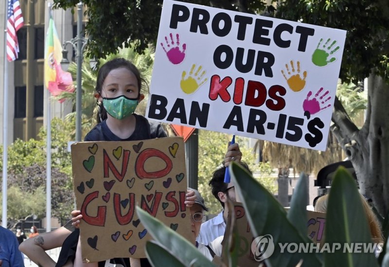 '투명 백팩' 메야 등교할 수 있다..美학교, 총기 사건 잇따르자 규제 나서