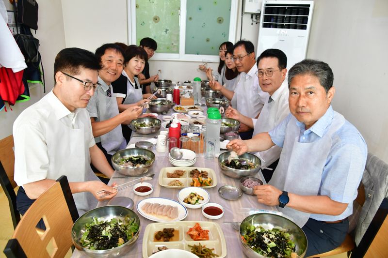 이순걸 울주군수가 29일 울주군 서생면의 한 수산물 판매식당에서 간부공무원 및 직원들과 함께 지역 수산물로 만든 음식을 먹으며 어민과 상인들을 격려했다. /울주군 제공