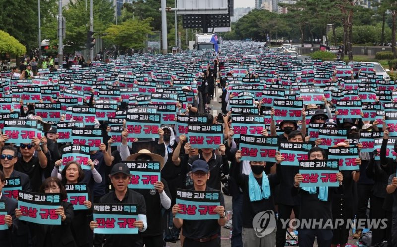 서이초 진상규명 촉구, 구호 외치는 교사들 (서울=연합뉴스) 류영석 기자 = 19일 오후 서울 여의도 국회 앞에서 전국 각지에서 모인 교사들이 서이초 교사 사망 사건 진상규명과 아동학대 관련법 즉각 개정을 촉구하는 집회를 하고 있다. 2023.8.19 ondol@yna.co.kr (끝)