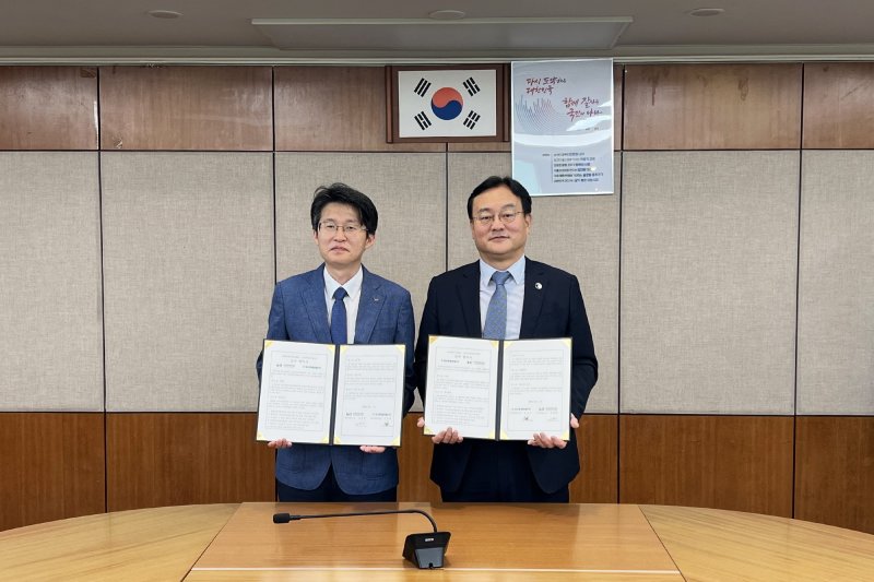 29일 서울 구로구 한국산업기술시험원 서울 분원에서 진행된 '환경분야 기술역량 강화를 위한 업무협약식'에서 임성균 코오롱글로벌 지속강능경영실장(오른쪽)과 고영환 한국산업기술시험원 환경기술본부장이 기념촬영을 하고 있다. 코오롱글로벌 제공