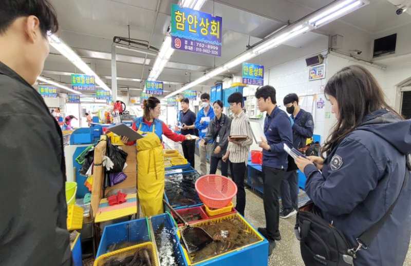 지난 5월 1일부터 7월 18일까지 진행된 수입수산물 1차 특별점검에서 시, 구·군, 국립수산물품질관리원, 해경으로 구성된 합동점검반이 원산지표시 현장을 점검하고 있다. 부산시 제공