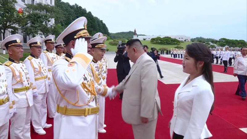 북한 김정은 국무위원장이 해군절을 맞아 27일 해군 사령부를 방문했다고 조선중앙TV가 29일 보도하고 있다. 딸 주애가 해군 간부들에게 경례를 받고 있다. 사진=조선중앙TV 캡처