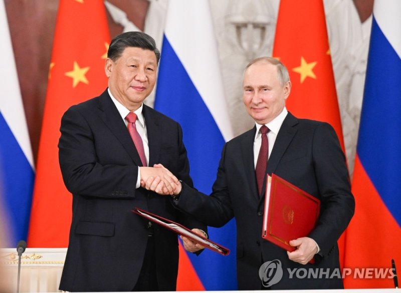 시진핑 중국 국가주석(왼쪽)과 블라디미르 푸틴 러시아 대통령이 지난 3월 21일(현지시간) 러시아 모스크바 크렘린궁에서 정상회담 후 공동성명에 서명한 뒤 악수하고 있다. 사진=연합뉴스