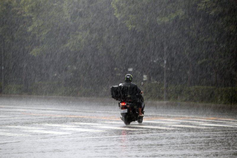 수도권에 비가 내리는 지난 29일 서울 마포구 상암동 일대에서 배달원이 오토바이를 타고 이동하고 있다.뉴시스