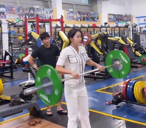 진천 국가대표 선수촌 방문한 오혜민 씨 레슬링 국가대표 정한재의 아내인 오혜민(오른쪽) 씨가 진천 국가대표 선수촌을 방문해 정한재의 역도 훈련을 돕고 있다. 오혜민 씨는 레슬링 선수 출신으로 둘은 지난해 결혼했다. [정한재 소셜미디어 캡처. 재배포 및 DB금지]