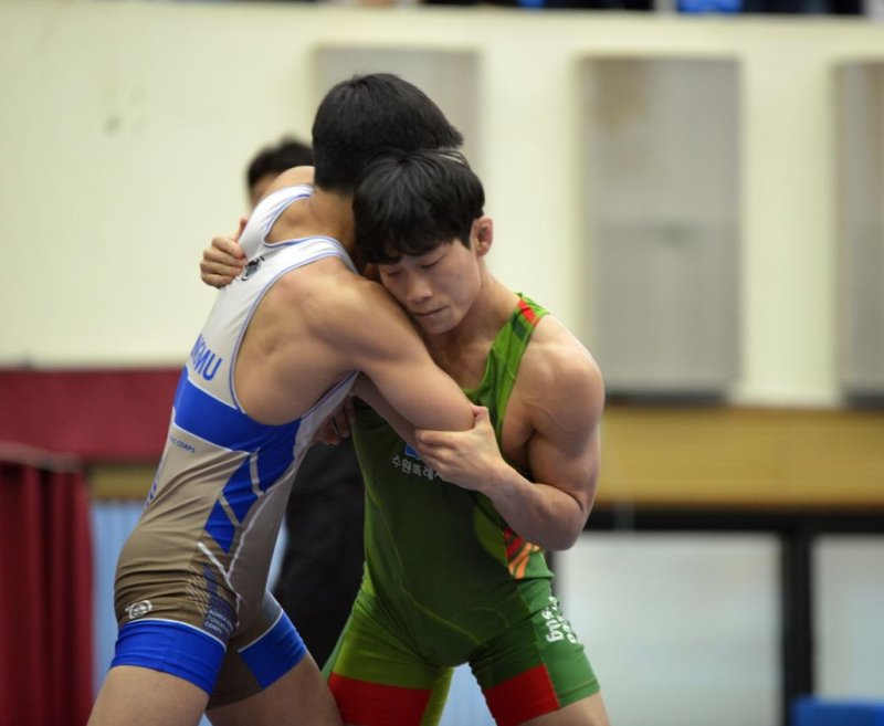 힘 싸움 펼치는 정한재 레슬링 남자 그레코로만형 60㎏급 정한재(오른쪽)가 5월 14일 강원도 양구군 양구문화체육회관에서 열린 2023년 국가대표 2차 선발전을 치르고 있다. [연합뉴스 자료사진]