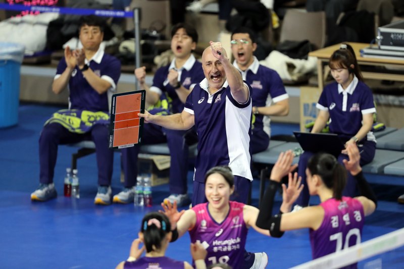 15일 오후 경기도 화성시 향남읍 화성종합경기타운 실내체육관에서 열린 프로배구 '2022-23시즌 도드람 V리그' 여자부 IBK기업은행과 흥국생명의 경기에서 흥국생명 마르첼로 아본단자 감독이 김연경의 득점에 기뻐하고 있다. 2023.3.15/뉴스1 ⓒ News1 황기선 기자