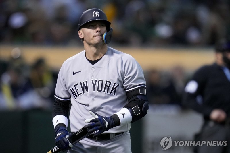 양키스에서 방출된 조시 도널드슨 FILE - New York Yankees' Josh Donaldson walks to the dugout after being called out on strikes against the Oakland Athletics during the seventh inning of a baseball game in Oakland, Calif., Tuesday, June 27, 2023. Third baseman Josh Donaldson's unproductive two seasons with the New 