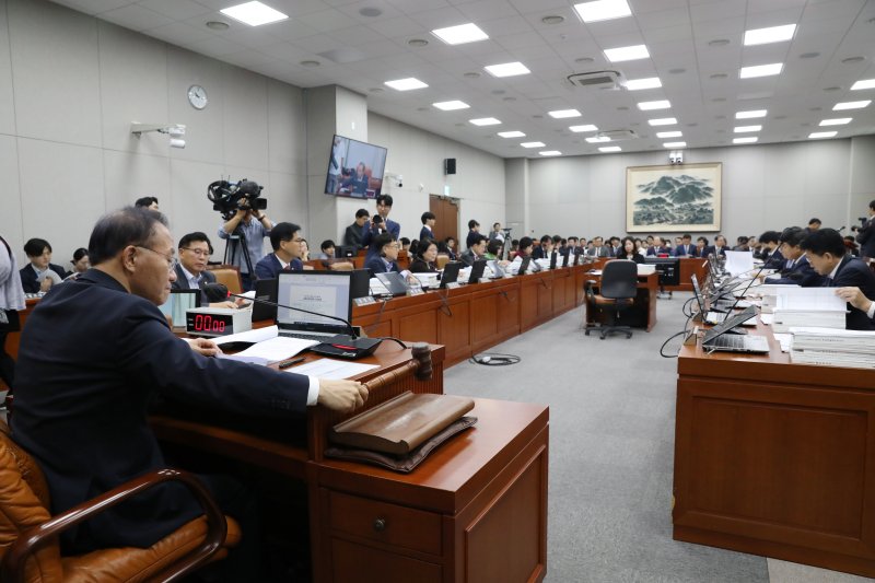 윤재옥 국회 운영위원장이 30일 오전 서울 여의도 국회에서 열린 국회 운영위원회 전체회의를 주재하고 있다. 2023.8.30/뉴스1 ⓒ News1 이승배 기자 /사진=뉴스1