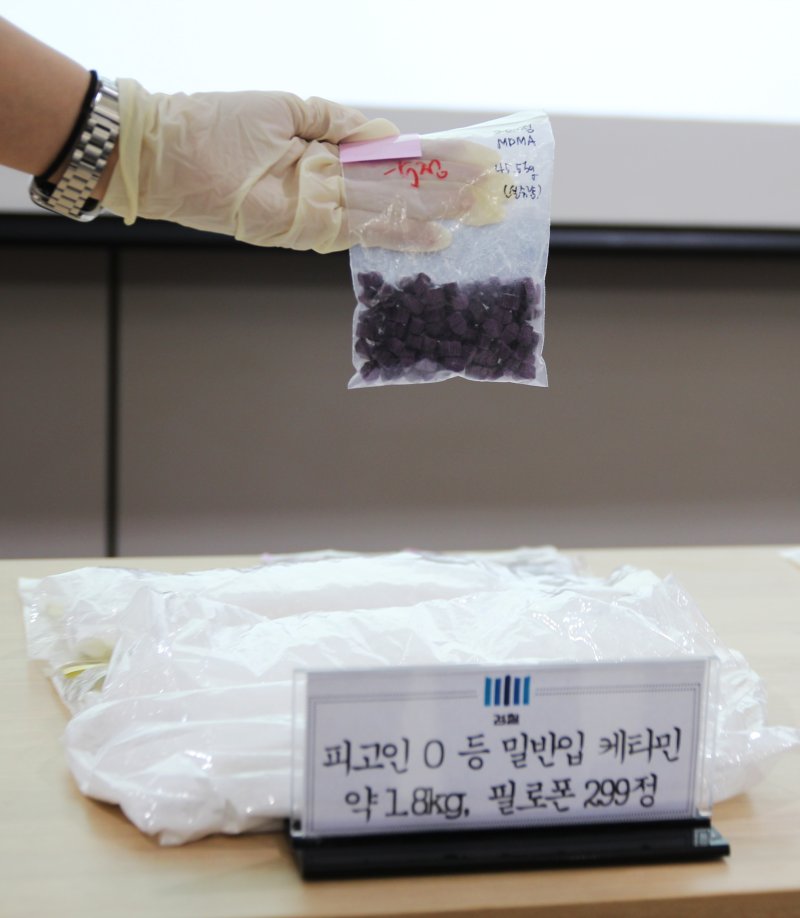 태국에서 동물용 마취제의 일종으로 최근 '클럽 마약'으로 알려진 케타민 43억치를 밀수한 일당이 무더기 재판에 넘겨졌다. 인천지검 강력범죄수사부(부장검사 김연실)와 인천공항본부세관조사국은 특정범죄가중처벌 등에 관한 법률상 향정 혐의로 기소된 A씨(30) 등 25명을 구속기소하고, 2명을 불구속기소했다고 30일 밝혔다. 사진은 조직으로부터 압수한 마약류2023.8.30/뉴스1 ⓒ News1 박아론 기자